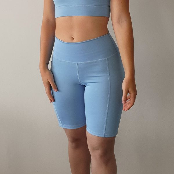 Biker deportivo con bolsillo lateral celeste