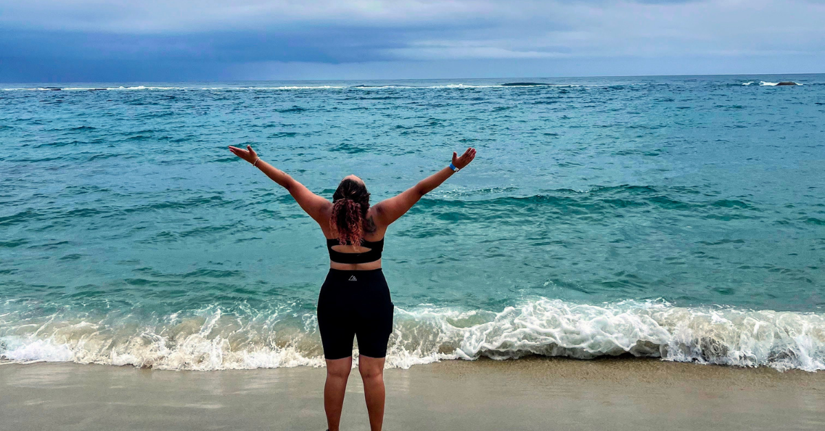Modelo en el mar usando top y biker negros